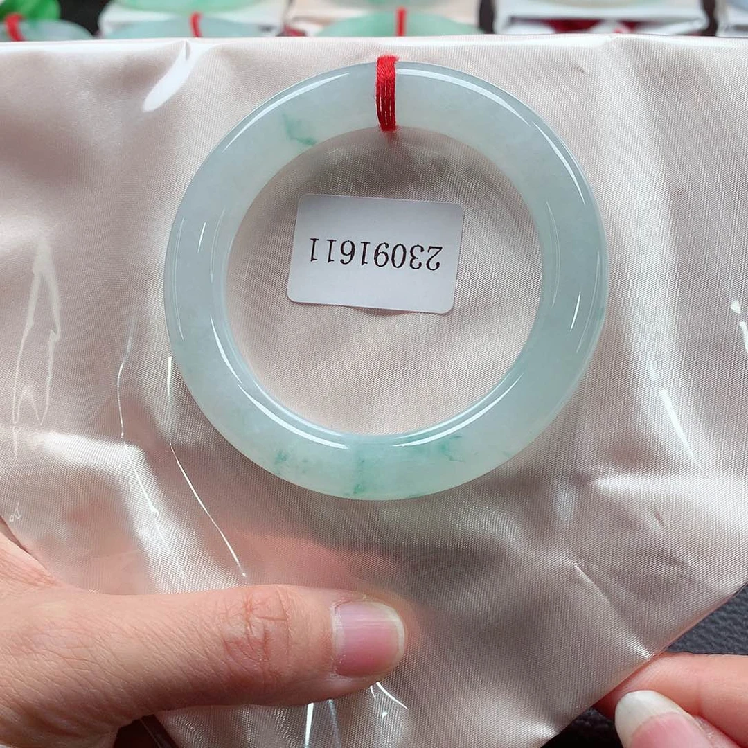 翡翠手镯（圆镯）未镶嵌天然A货翡翠手镯