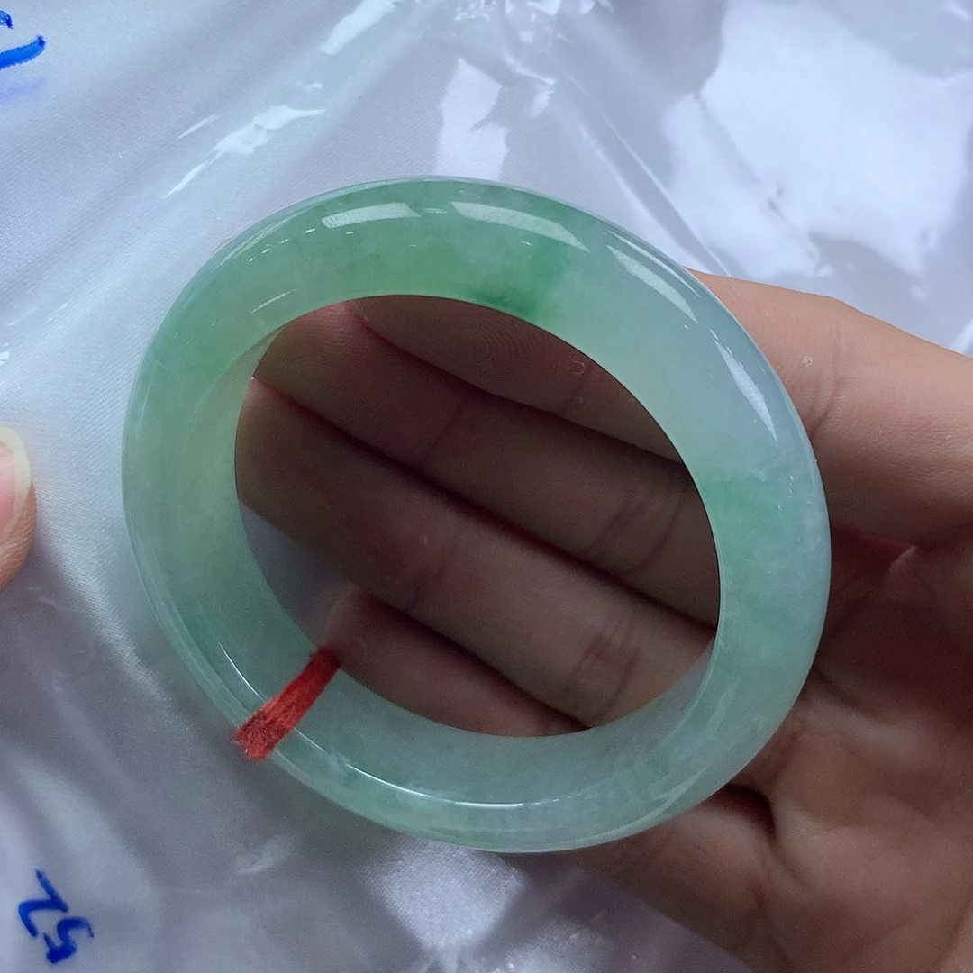 翡翠手镯未镶嵌翡翠