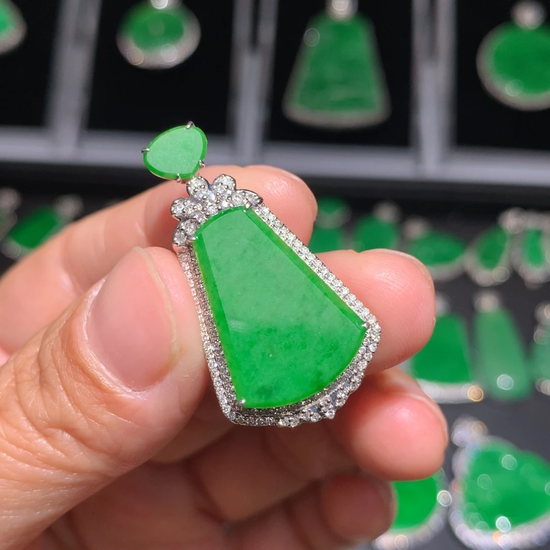 翡翠颈饰18K金镶嵌翡翠