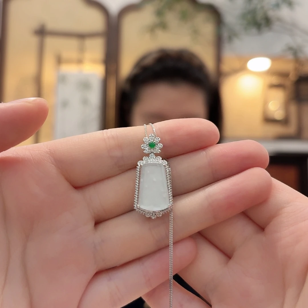 翡翠18K金镶嵌吊坠(赠链)