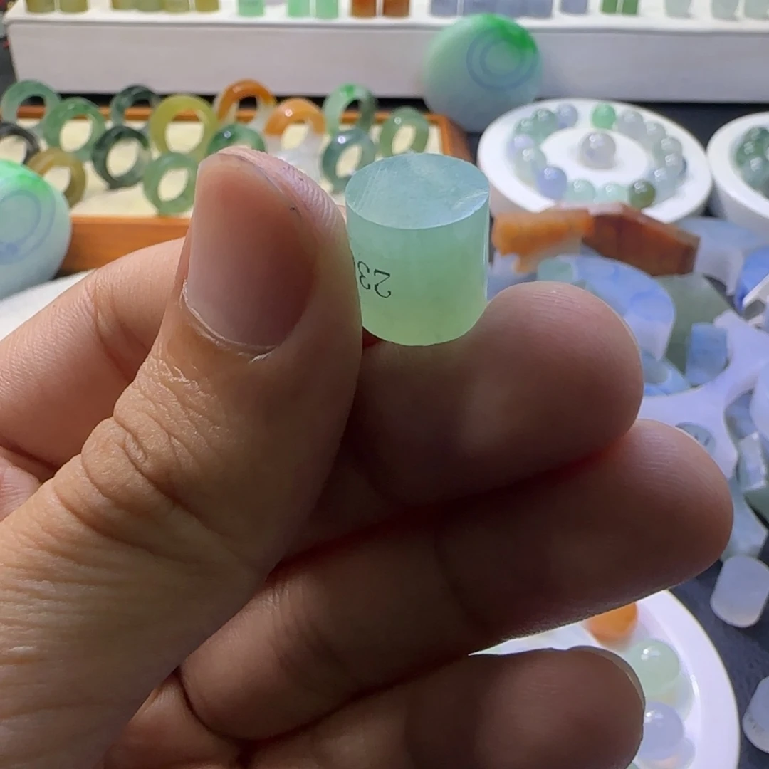 翡翠未镶嵌颈饰披****子