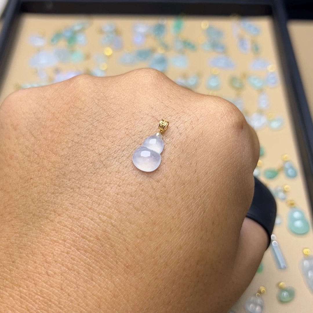 颈饰18K金镶嵌翡翠葫芦