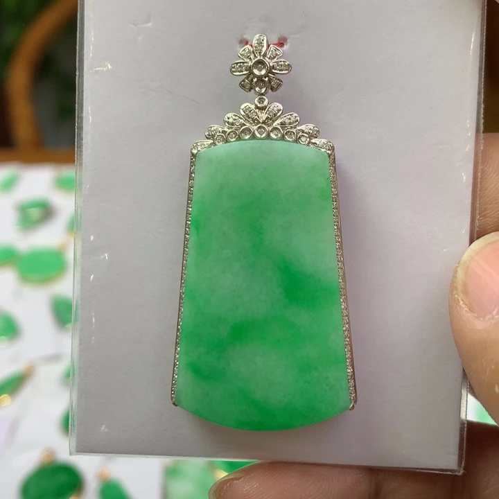 翡翠颈饰18K金镶嵌翡翠