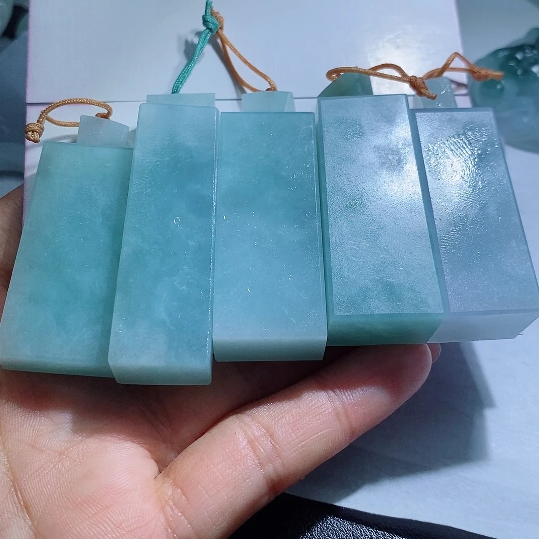 靖***也定制翡翠未镶嵌翡翠