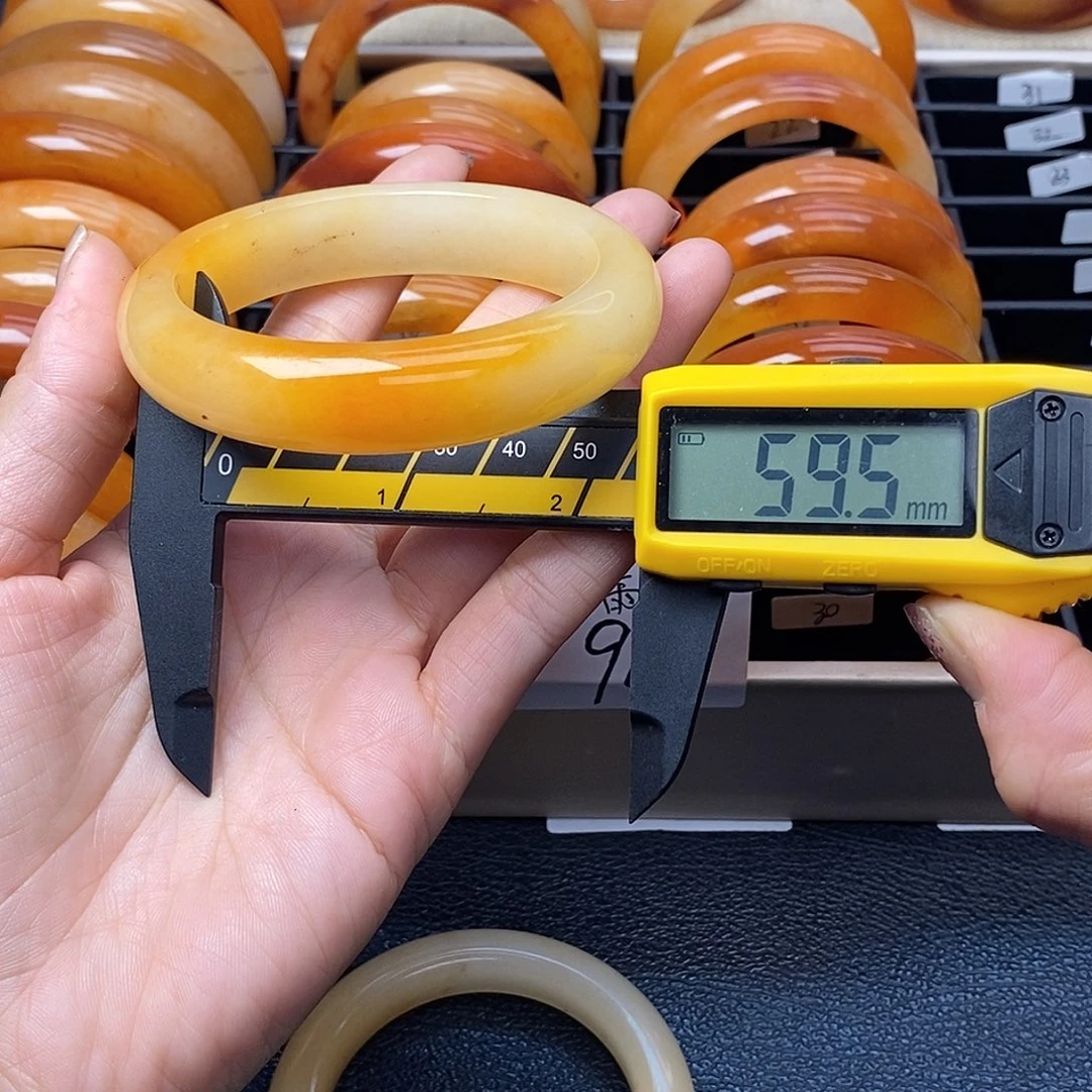 未镶嵌石英质玉（黄龙玉）手镯31号