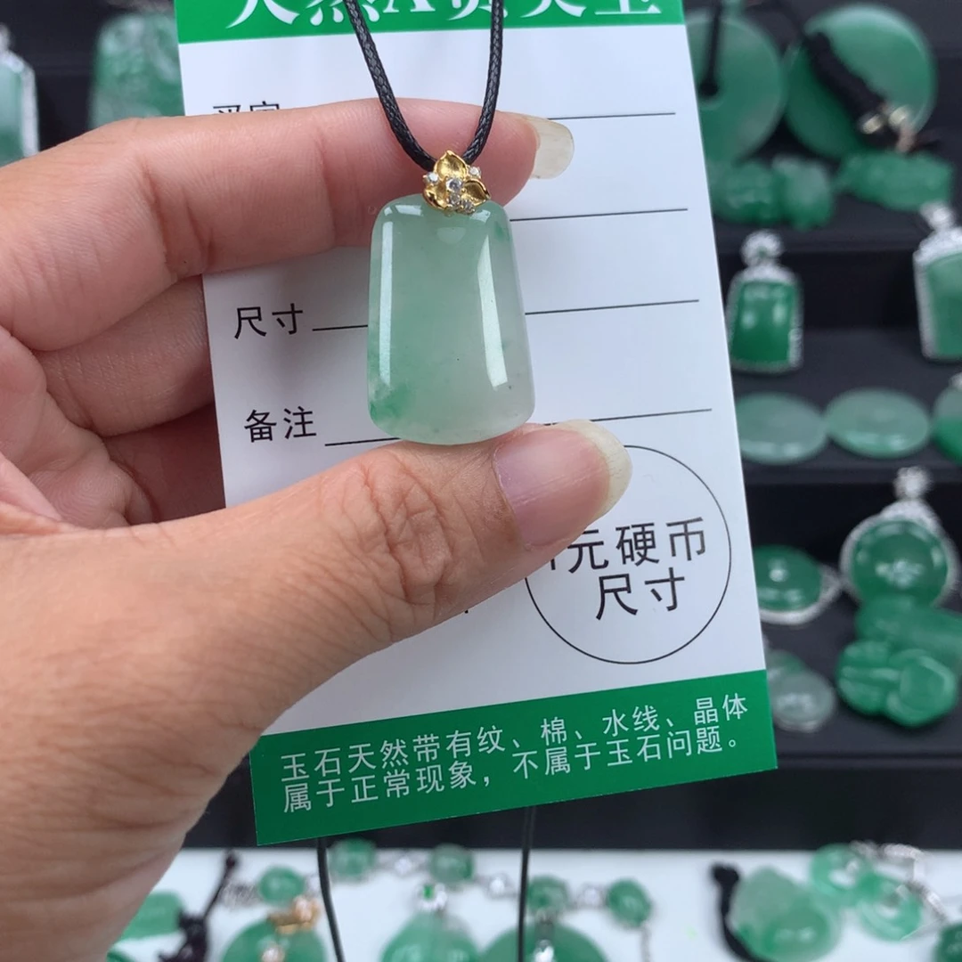 石英质玉（非洲翠）吊坠未镶嵌