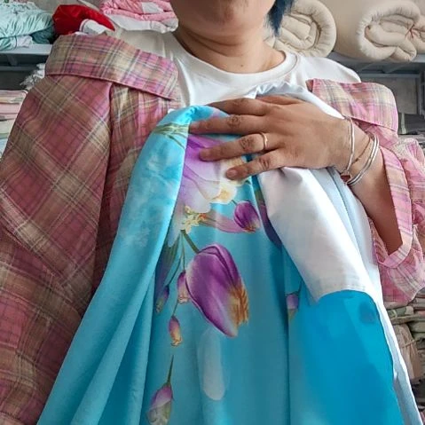 棉棉来出面高端被套1米6的。