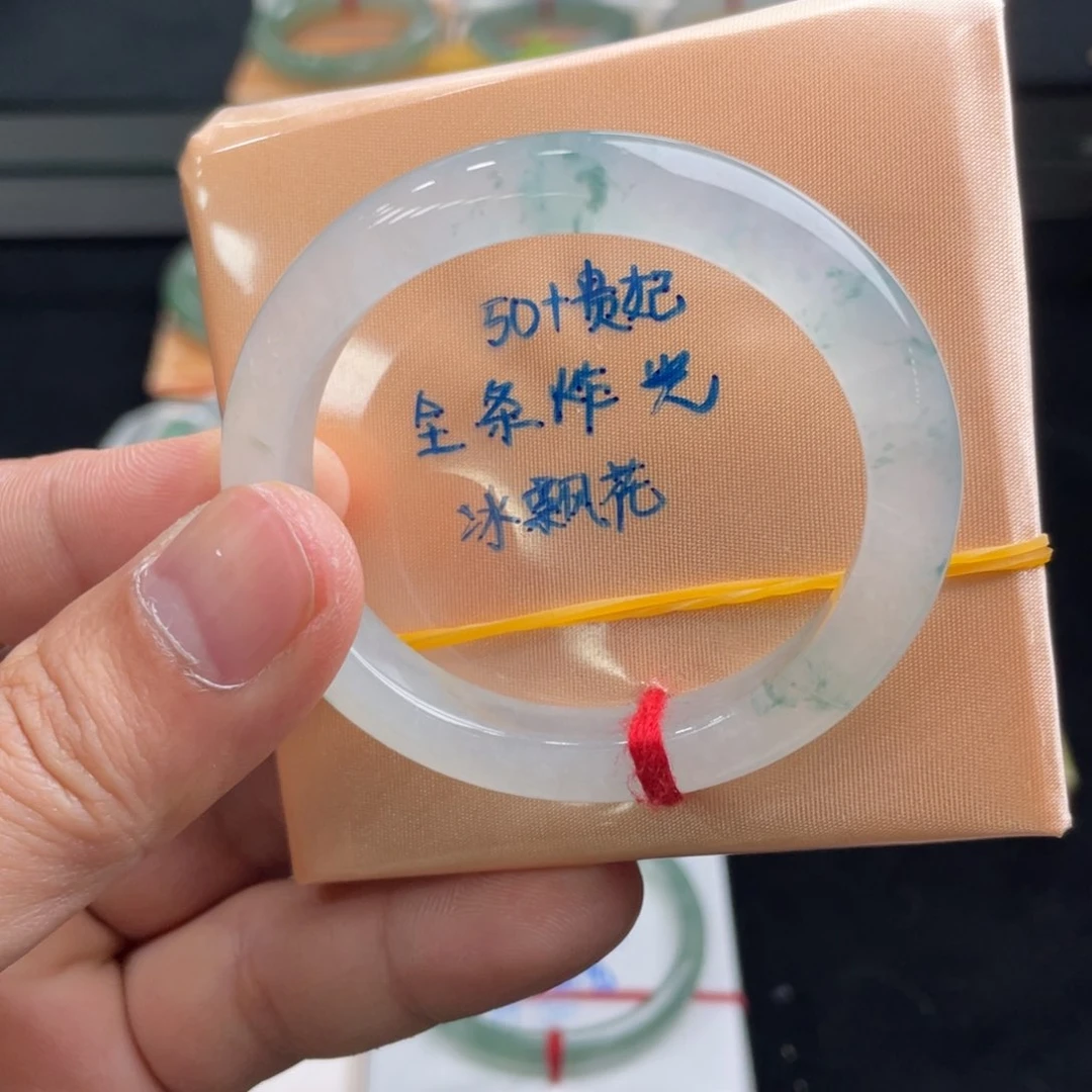 翡翠手镯未镶嵌翡翠手镯