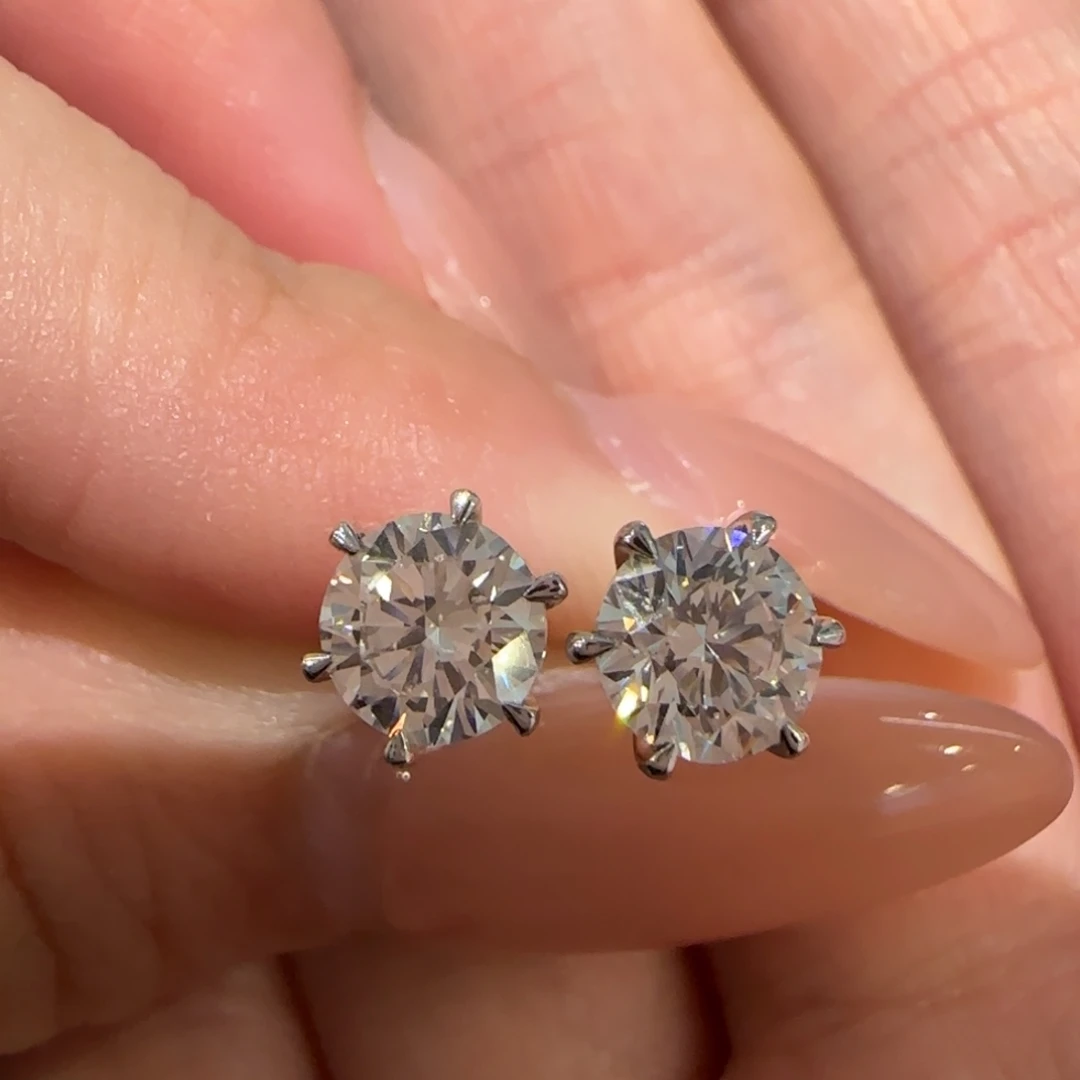 18K金镶嵌实验室培育钻石1.5卡六爪耳钉一对