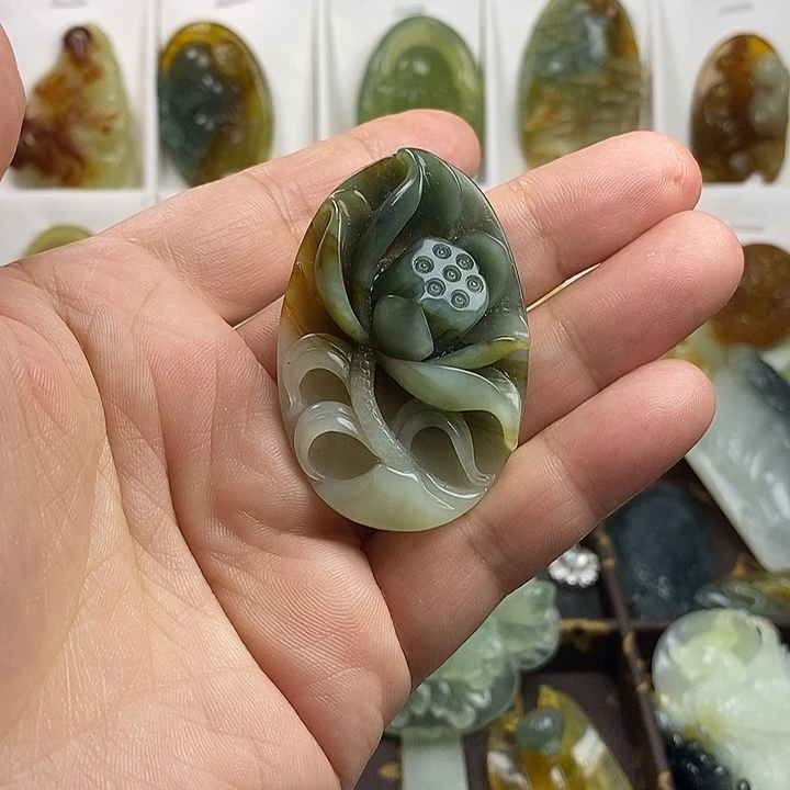 蛇纹石玉未镶嵌颈饰