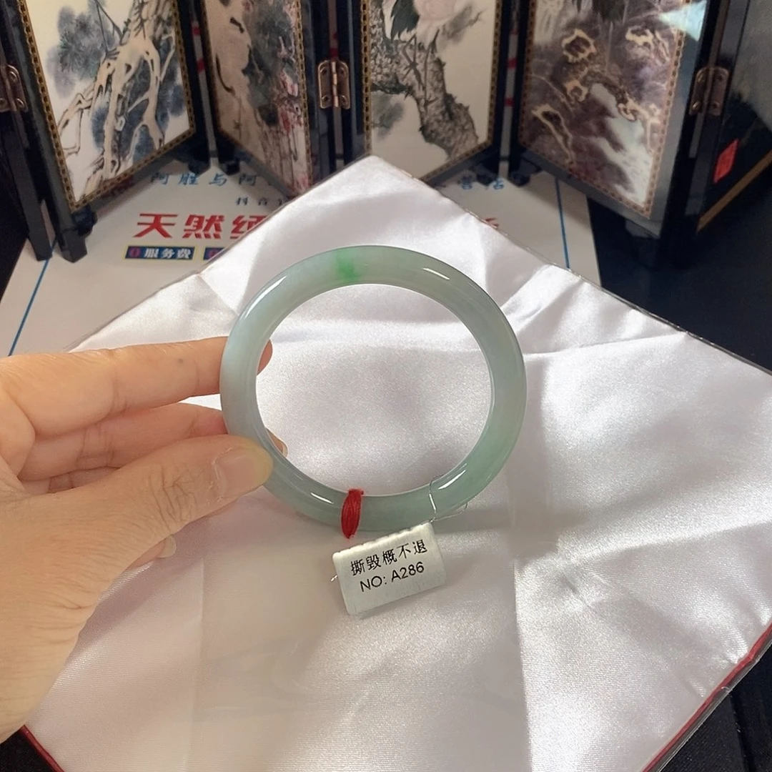 翡翠未镶嵌手镯（圆镯）55