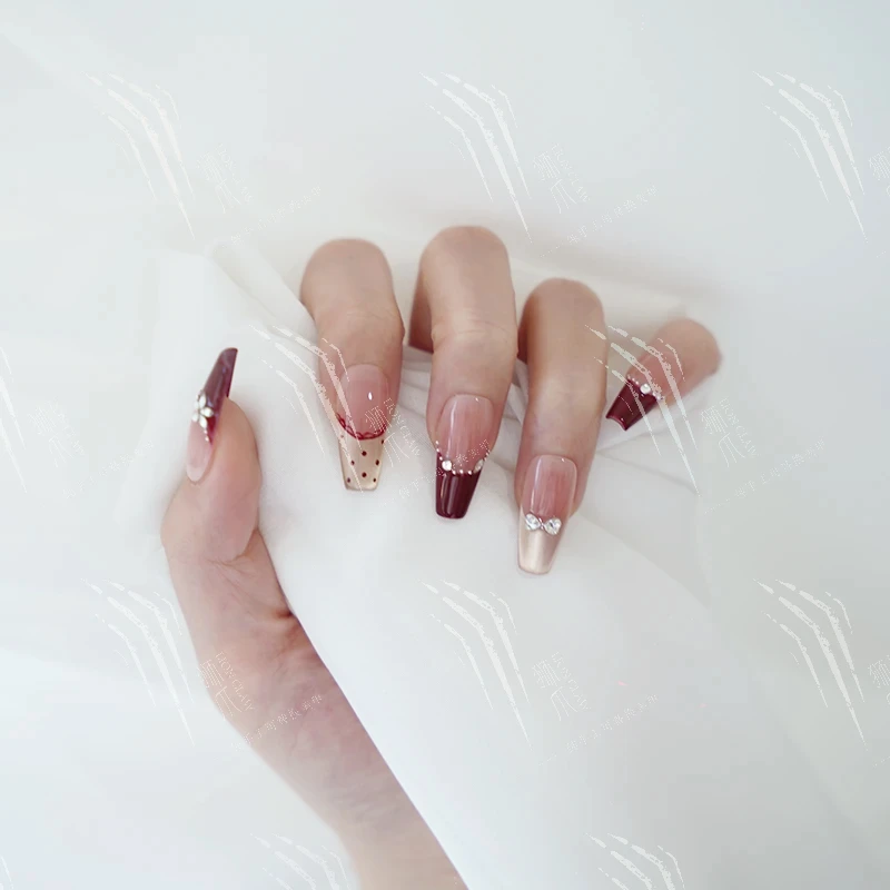 【蕾丝芭蕾】新年红显白猫眼2025秋冬美甲镶钻波点蝴蝶结穿戴甲片