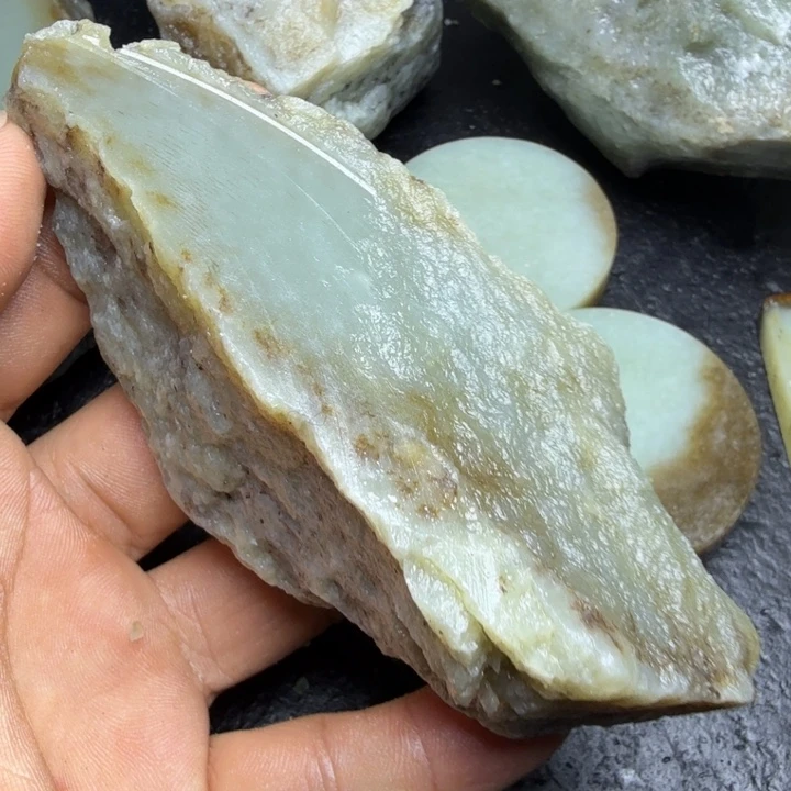 和田玉（糖玉）未镶嵌珠宝奇石