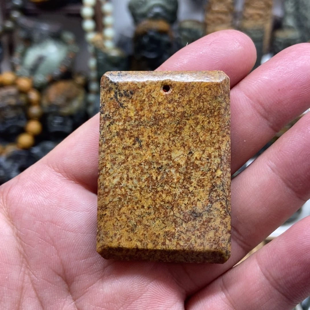 未镶嵌岫岩河磨玉（透闪石质玉）把件