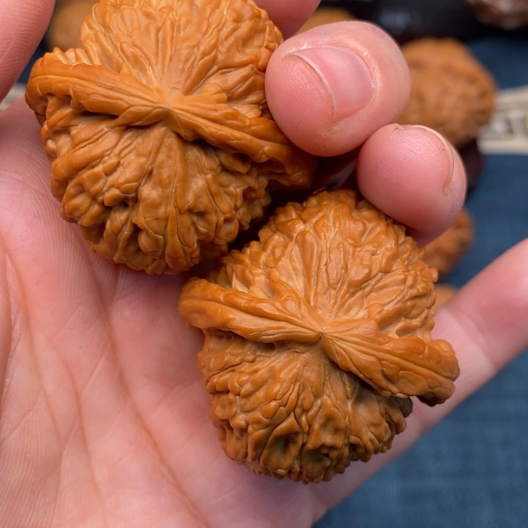 文玩核桃把件40老树球白