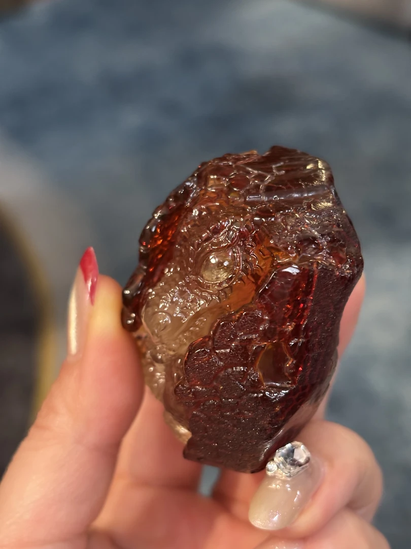 天然琥珀精雕龙宝宝原石摆件
