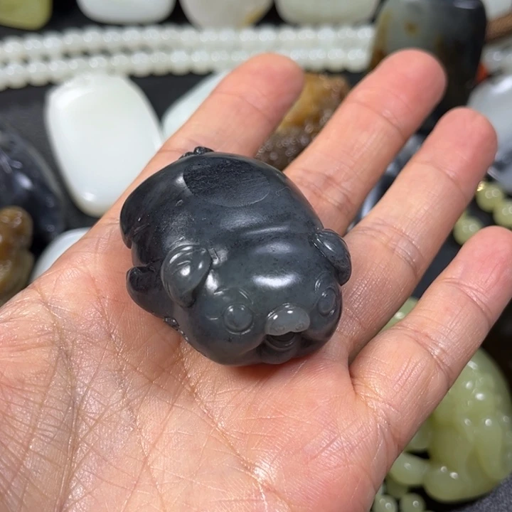 和田玉（墨玉）未镶嵌把件