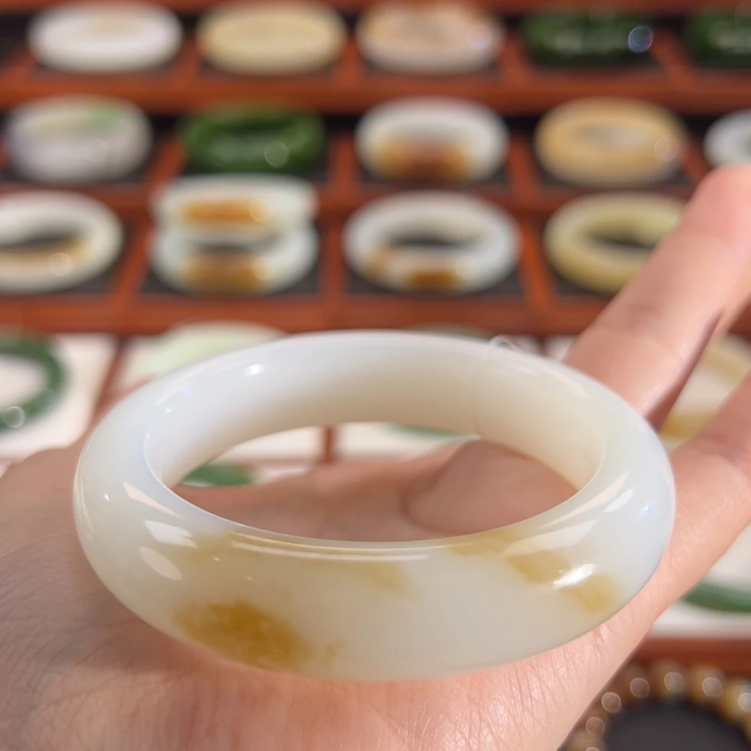 和田玉（糖玉）未镶嵌手镯云彩糖