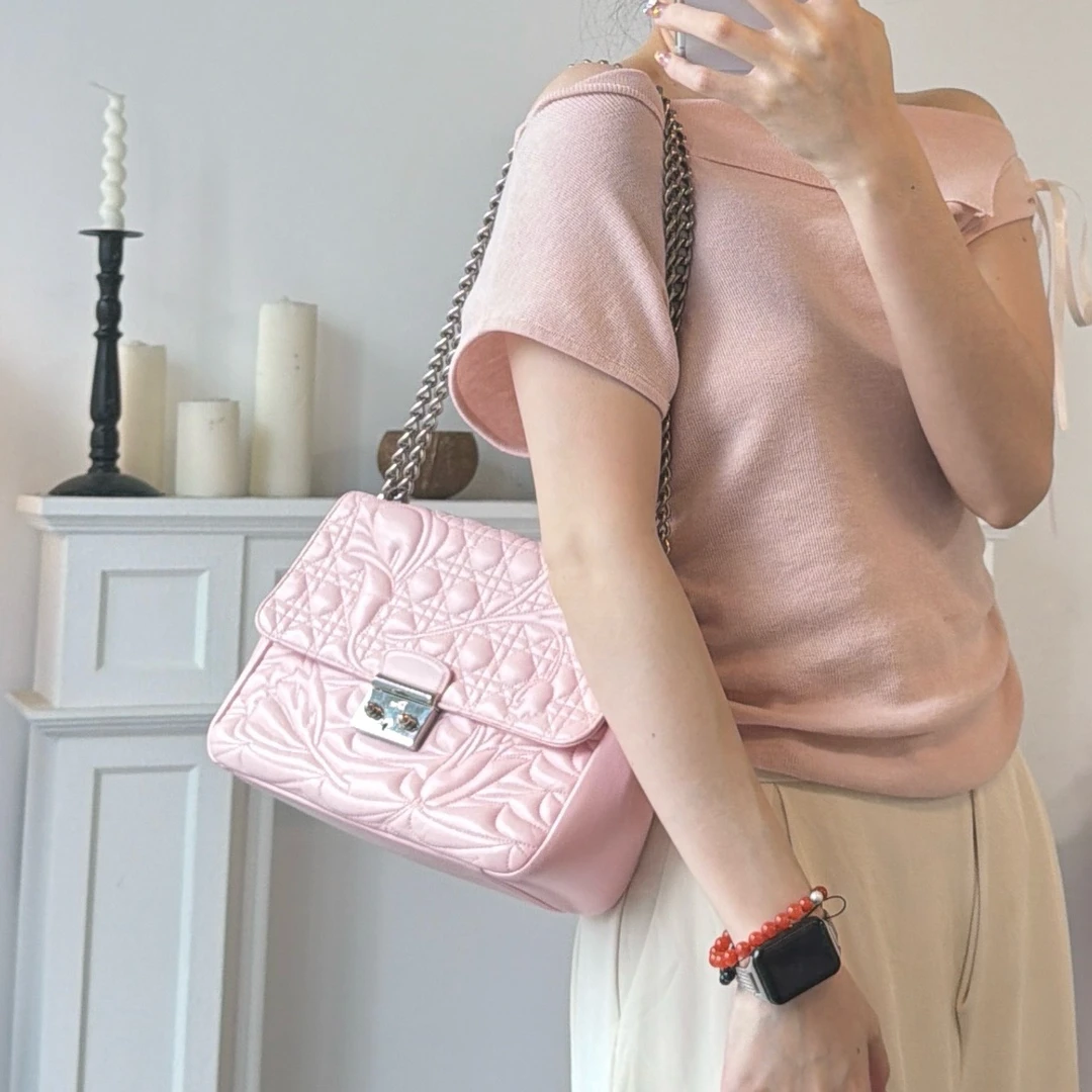 90新 DIOR/迪奥 Dior浅粉色限定花卉压纹链条包