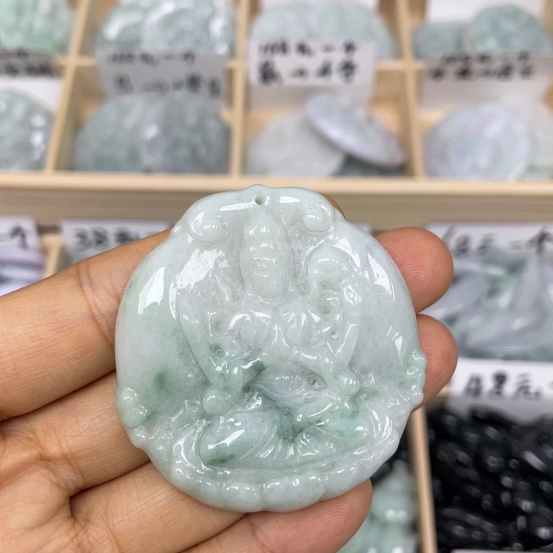 翡翠未镶嵌颈饰千手观音