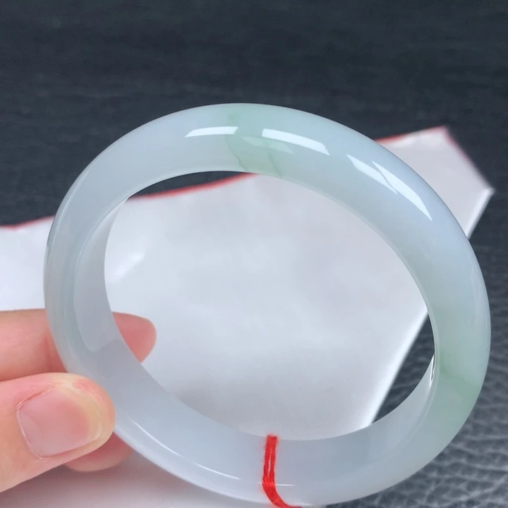 翡翠手镯未镶嵌。。