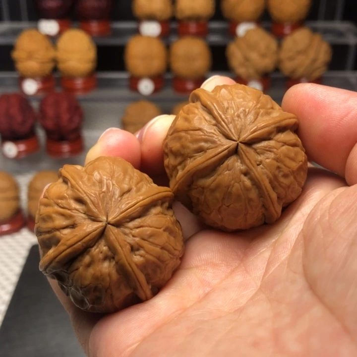 文玩核桃把件17金龙抱玺