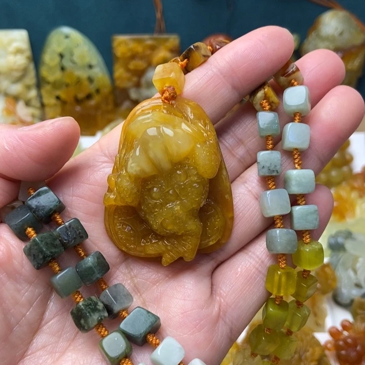 蛇纹石玉未镶嵌颈饰