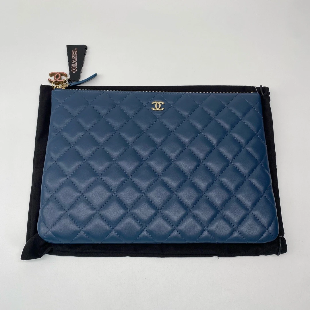 99新 Chanel/香奈儿 海军蓝羊皮菱格纹手拿包，23开dx6339
