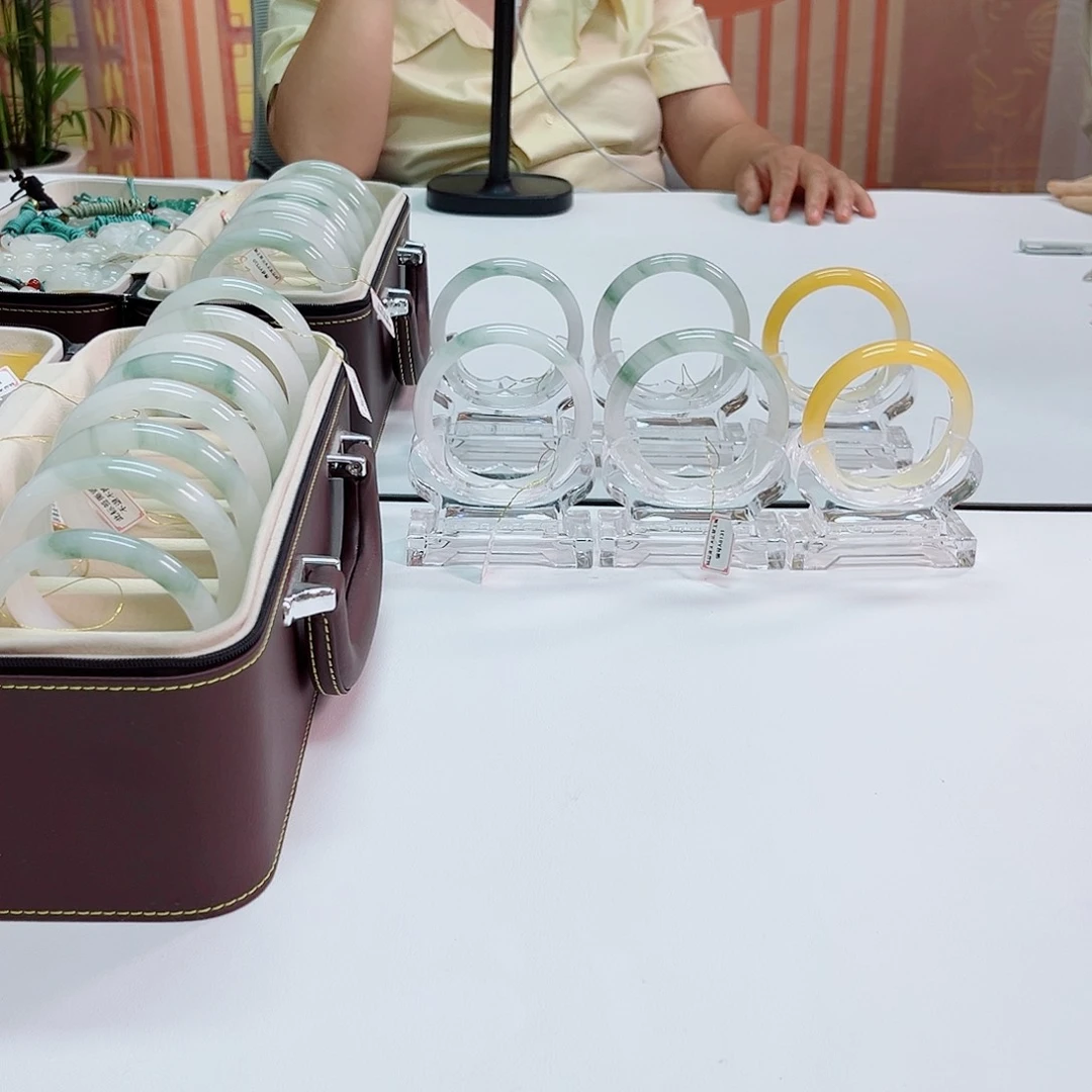 听***心石英质玉手镯未镶嵌