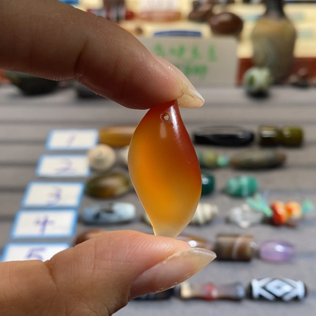 霜***伤玛瑙/玉髓颈饰合金