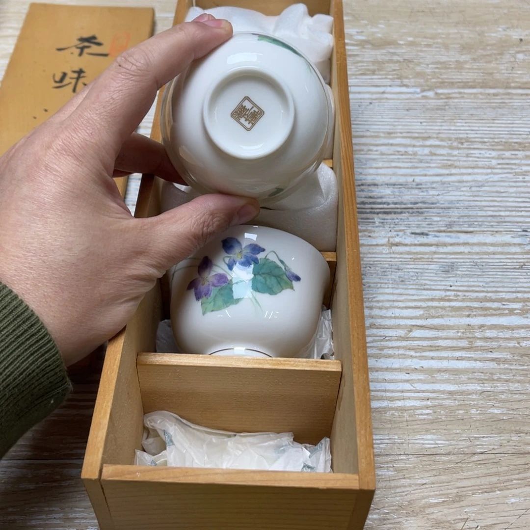 瓷片密密麻麻地排列着一个