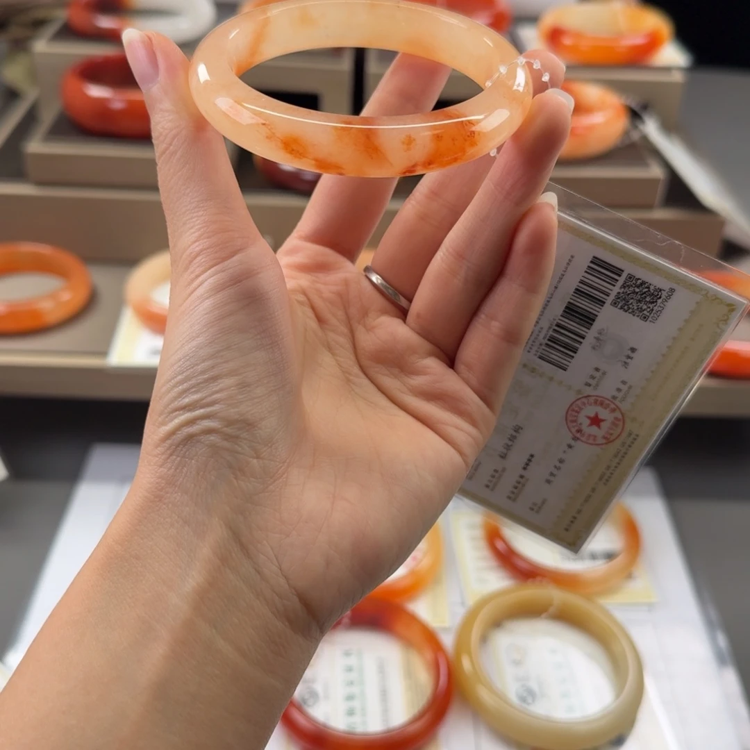 彤***石英质玉（黄龙玉）合金手镯