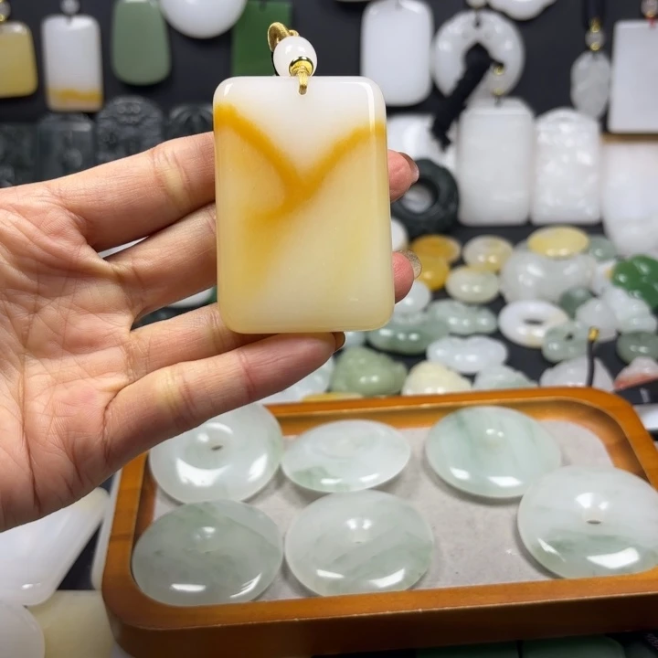 胡***卖石英质玉（金丝玉）未镶嵌颈饰