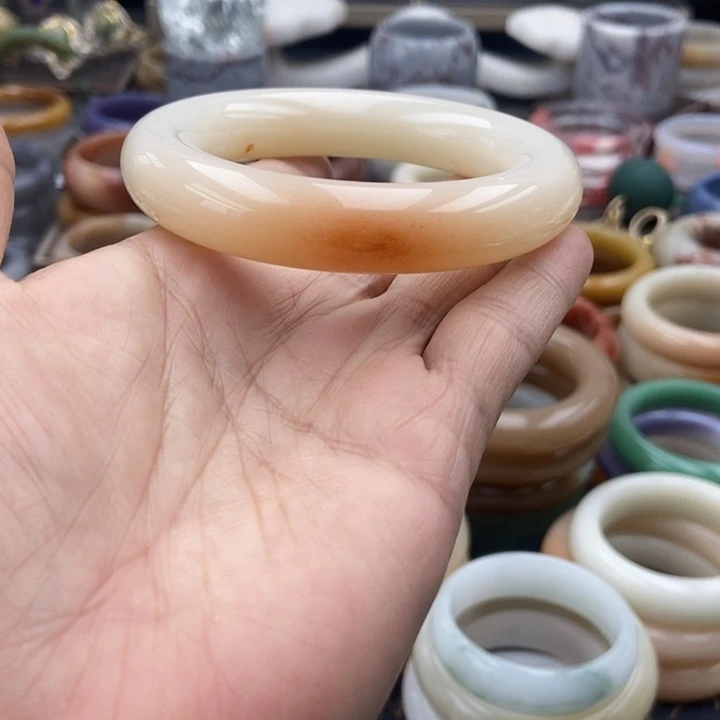 石英岩玉未镶嵌手镯奶糖