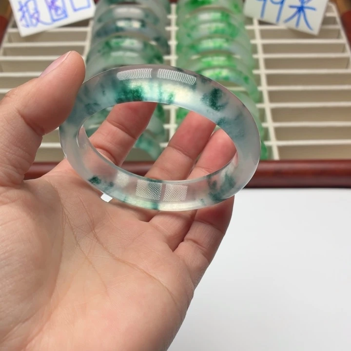 狐***石英质玉未镶嵌手镯