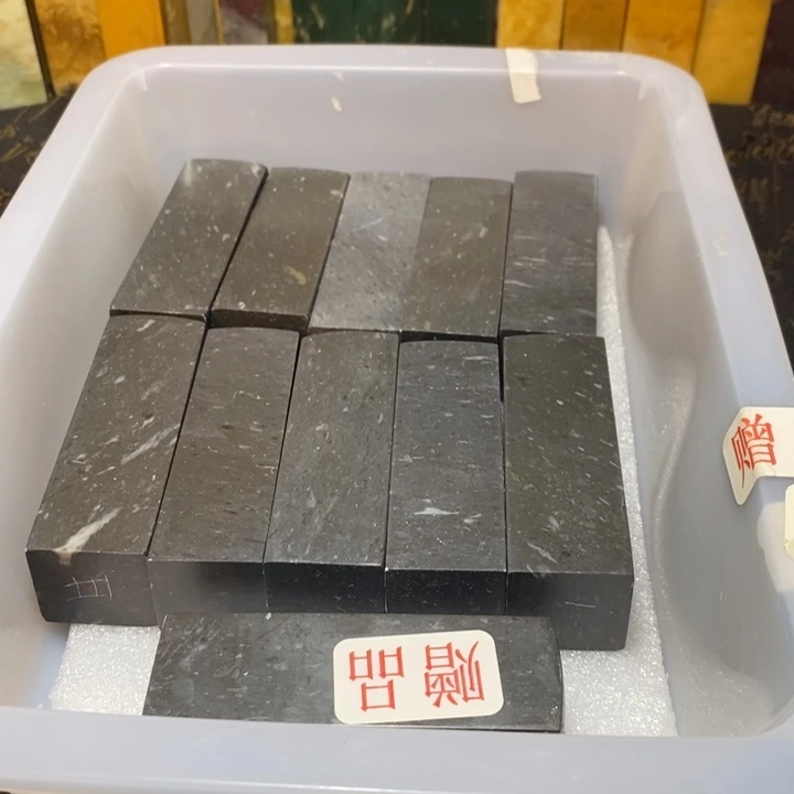 昌化鸡血石牛角底