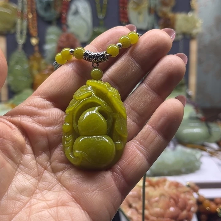 蛇纹石玉未镶嵌颈饰