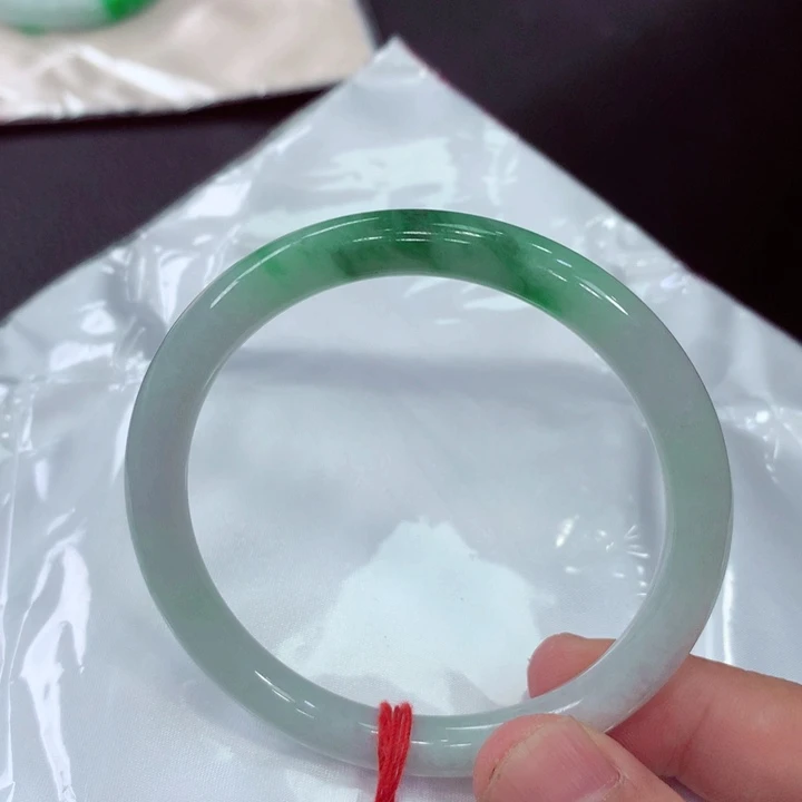 翡翠手镯未镶嵌翡翠