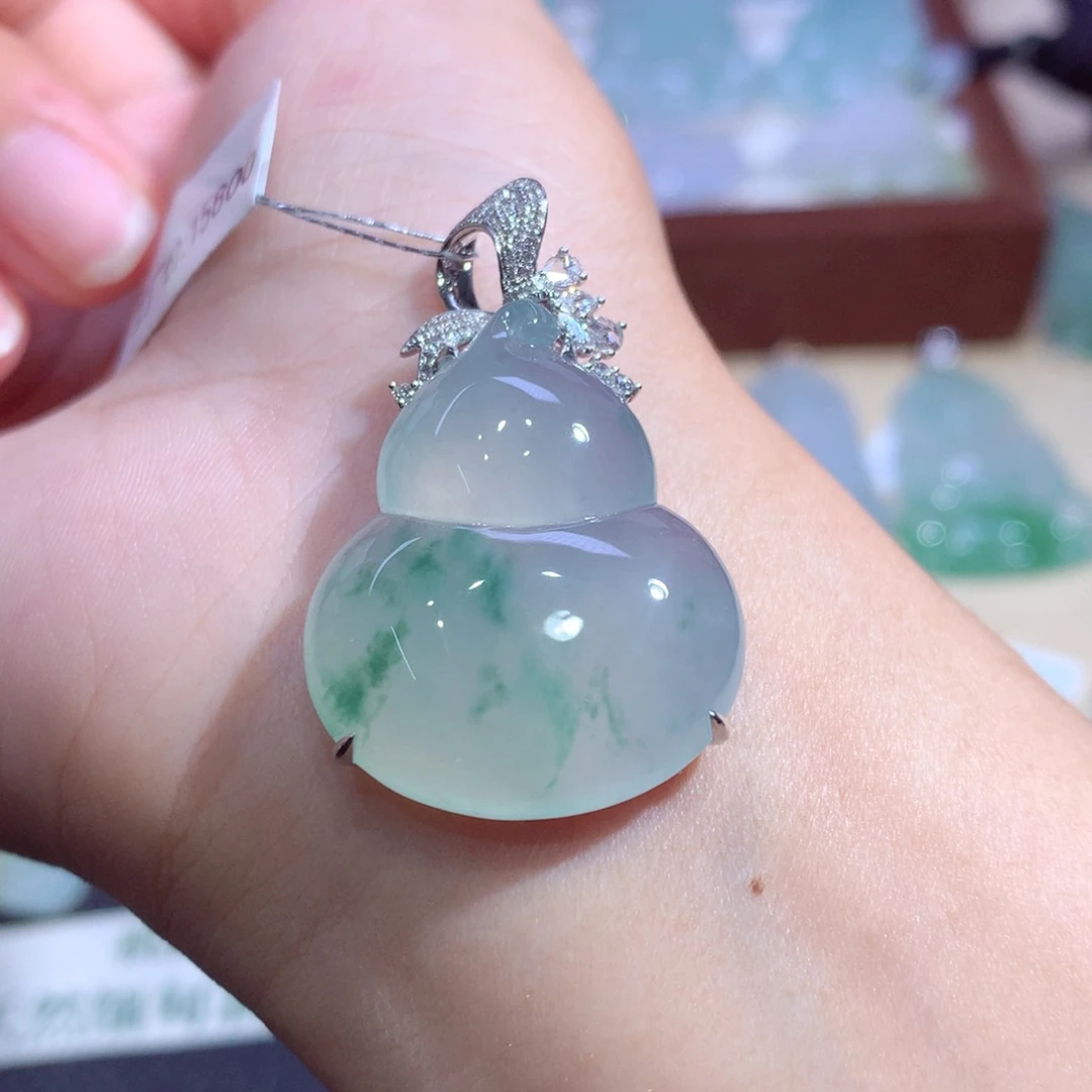 翡翠18K金镶嵌颈饰翡翠