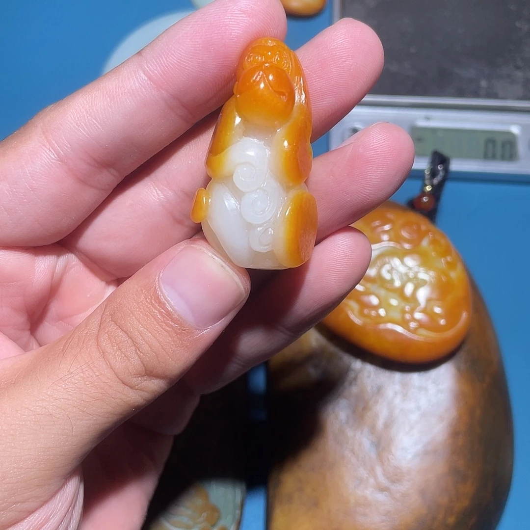 玉***人和田玉未镶嵌颈饰