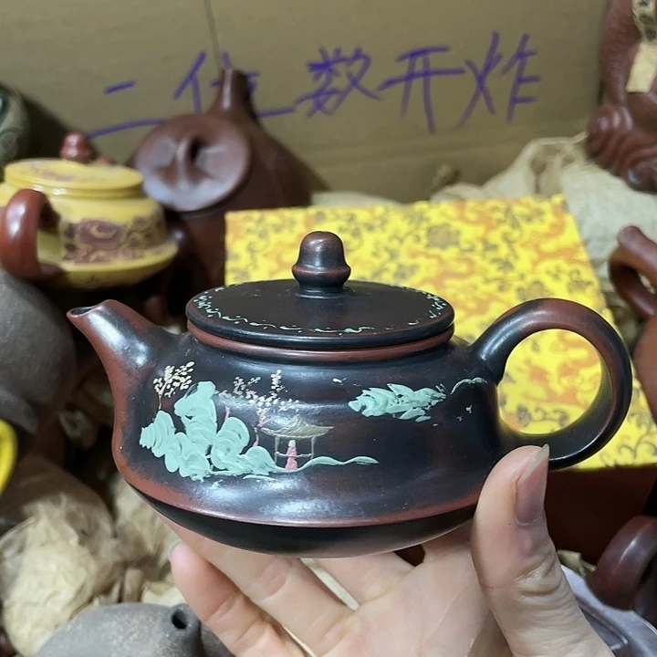 茶壶紫砂原矿泥料手工制作的一把紫砂壶。