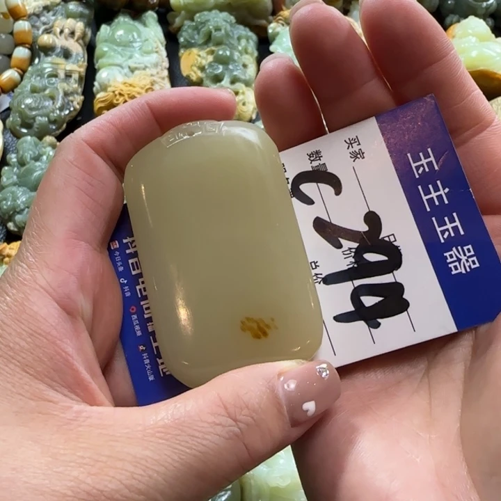 透闪石质玉未镶嵌挂件