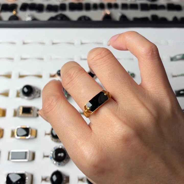 禹***含翡翠18K金镶嵌戒指墨翠女戒