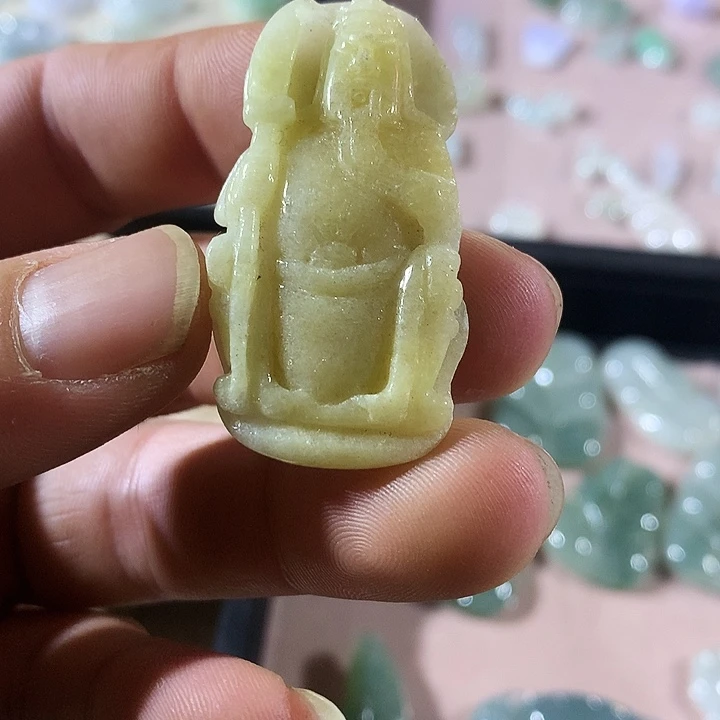 翡翠未镶嵌颈饰黄翡关公