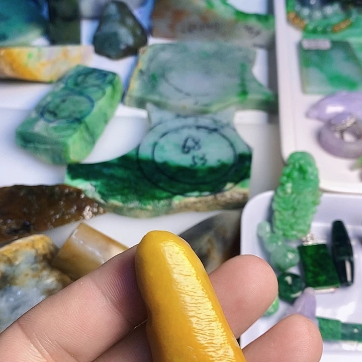 奧***）翡翠散珠天然翡翠A货挂件