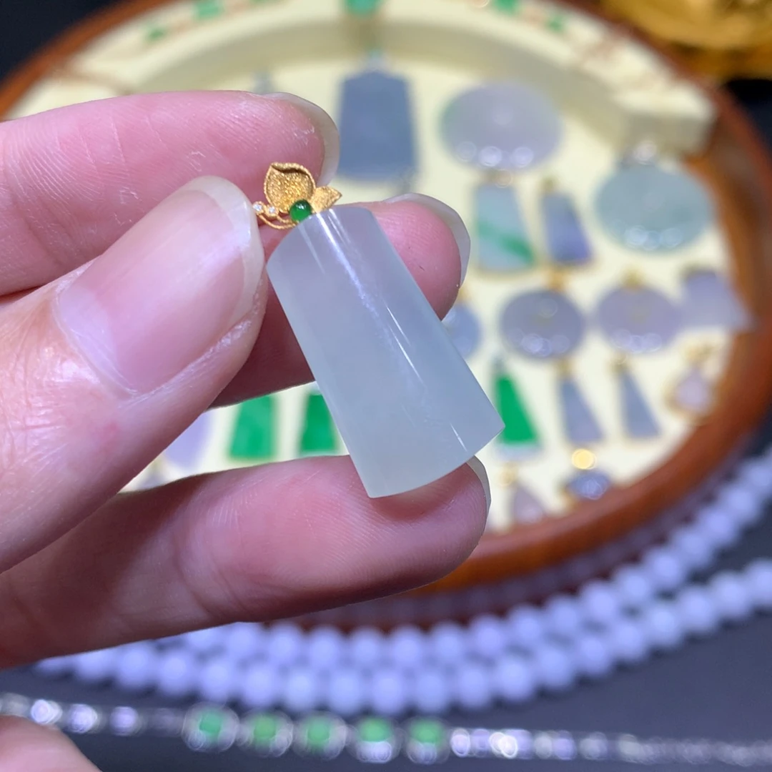 翡翠吊坠(不含链)18K金镶嵌