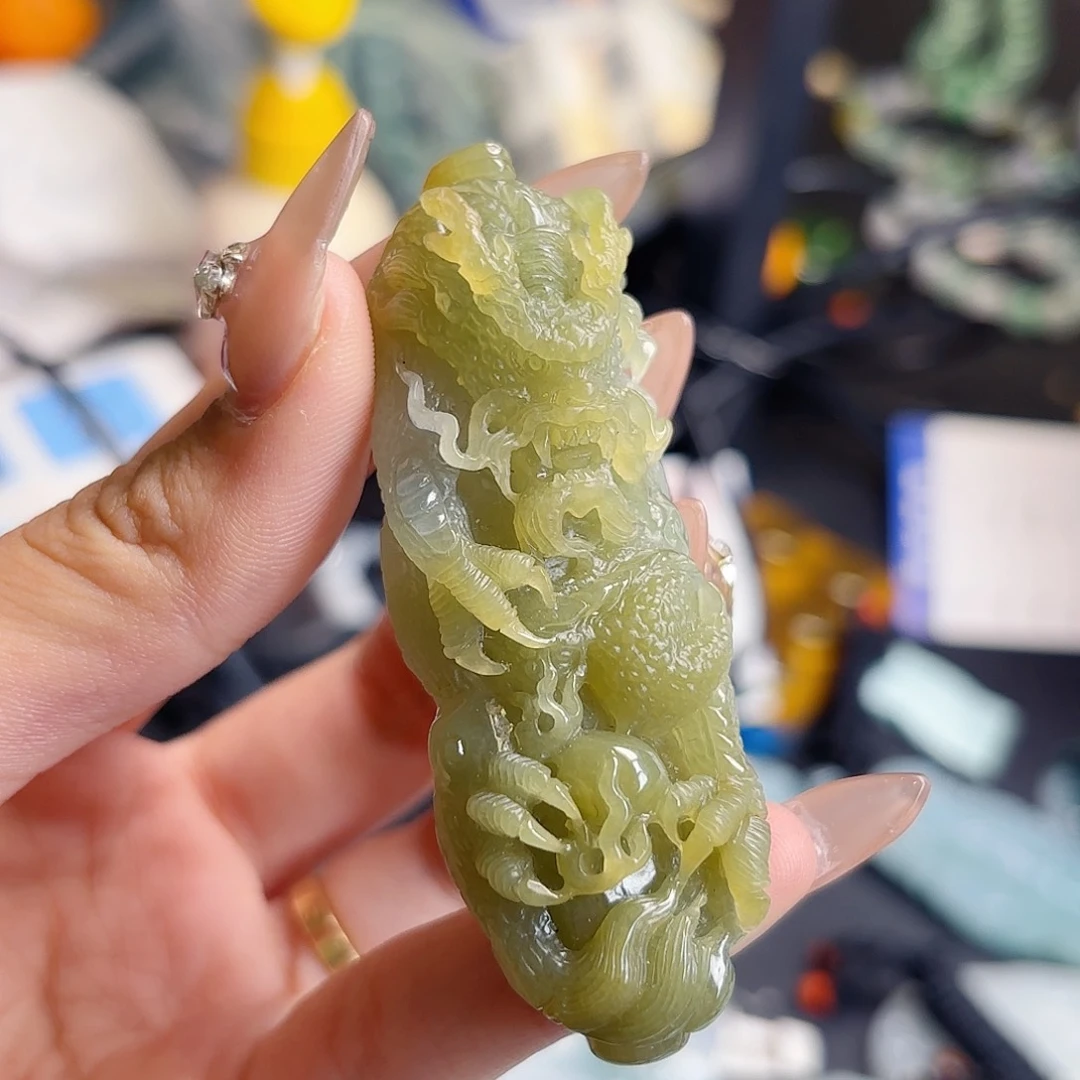 翡翠未镶嵌颈饰龙柱