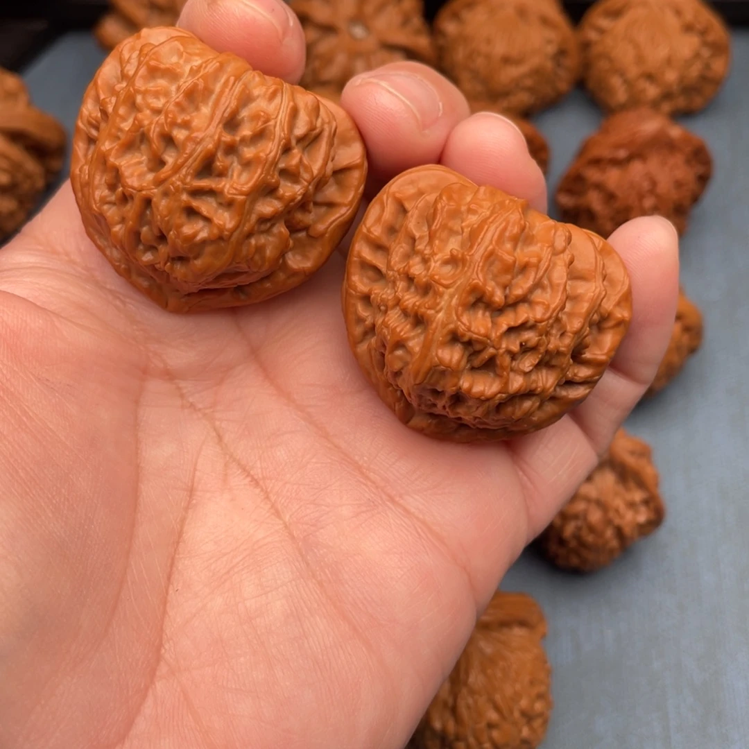 把件文玩核桃全品红皮三角白40