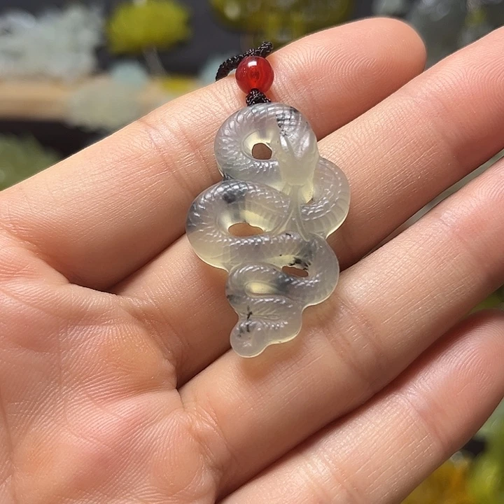 蛇纹石玉未镶嵌颈饰