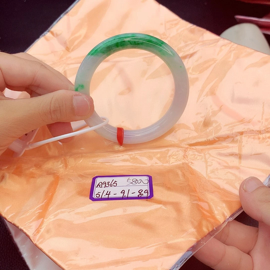 翡翠手镯未镶嵌翡翠